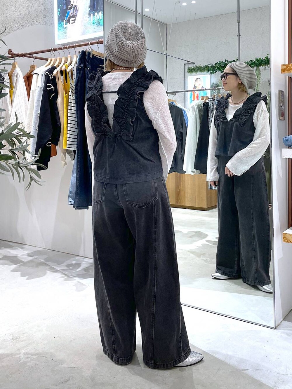 グレー系のパンプス、ブラック系のデニムパンツ、ホワイト系のTシャツ/カットソーを着用したレディースの春コーディネートの3枚目の写真