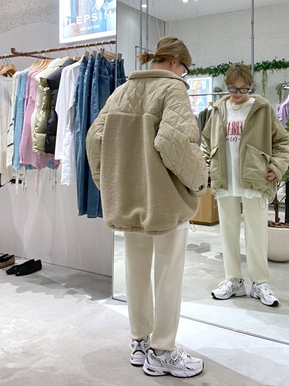 ベージュ系のブルゾン、ホワイト系のスニーカー、ホワイト系のその他パンツを着用したレディースの秋コーディネートの3枚目の写真