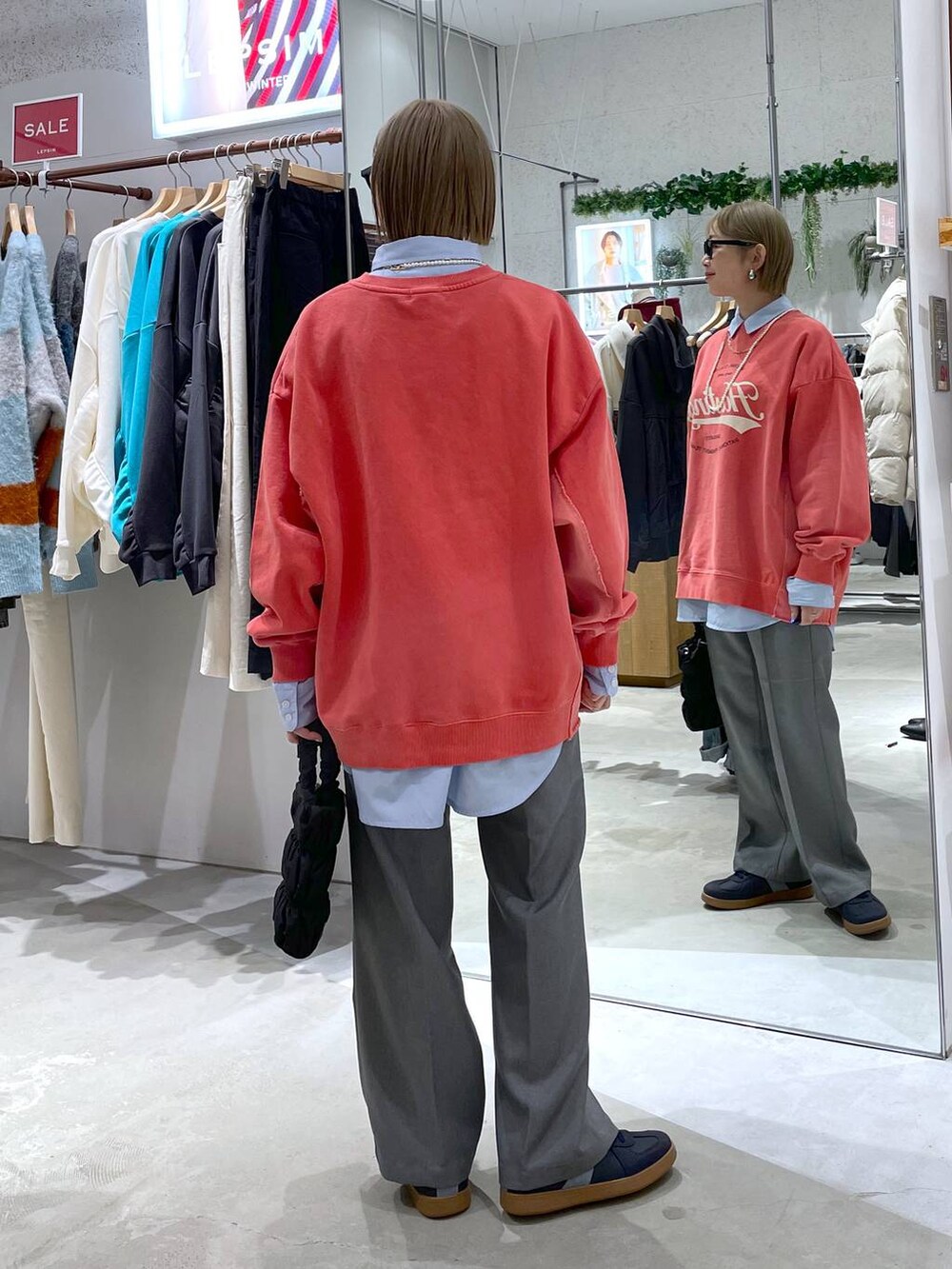 グレー系のその他パンツ、ブラック系のショルダーバッグ、ブルー系のシャツ/ブラウスを着用したレディースの冬コーディネートの3枚目の写真