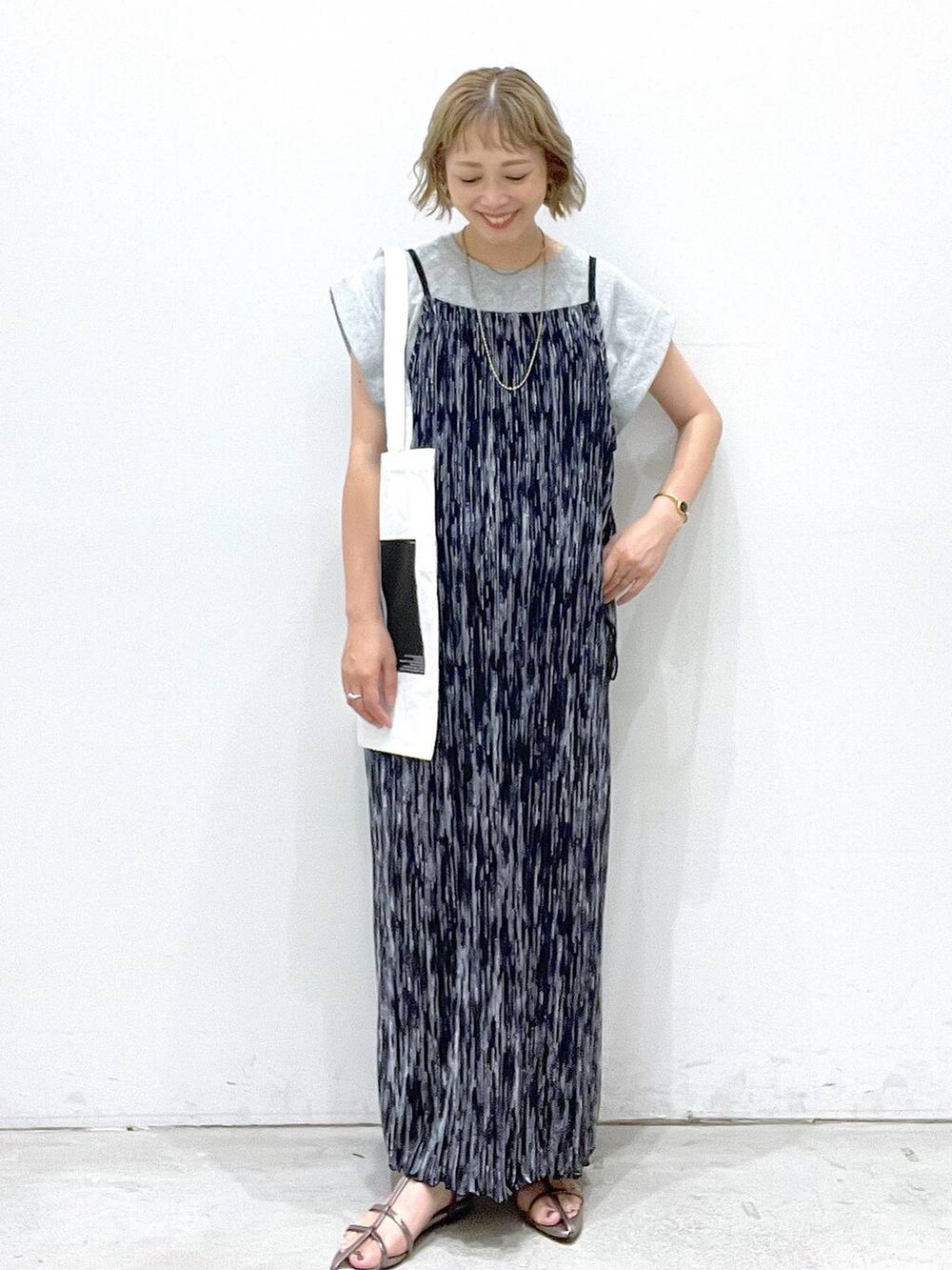 その他のサンダル、ベージュ系のTシャツ/カットソー、ホワイト系のトートバッグを着用したレディースの夏コーディネートの4枚目の写真