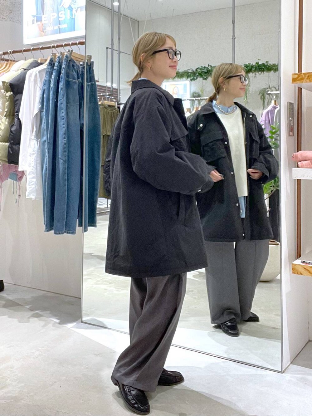 ブラック系のローファー、ホワイト系のニット/セーター、ブラック系のその他アウターを着用したレディースの秋コーディネートの2枚目の写真