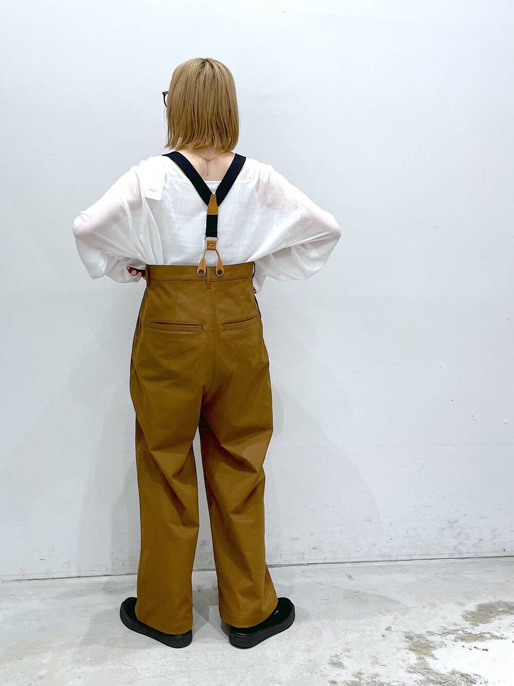 ホワイト系のチュニック、ブラウン系のその他パンツを着用したレディースの秋コーディネートの3枚目の写真