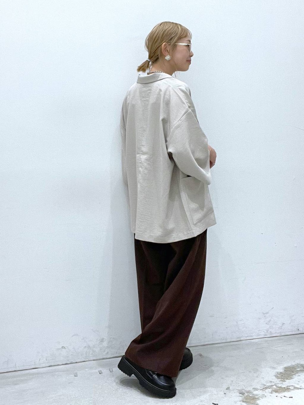 ベージュ系のテーラードジャケット、ブラック系のローファー、ブラウン系のチノパンツを着用したレディースの秋コーディネートの2枚目の写真