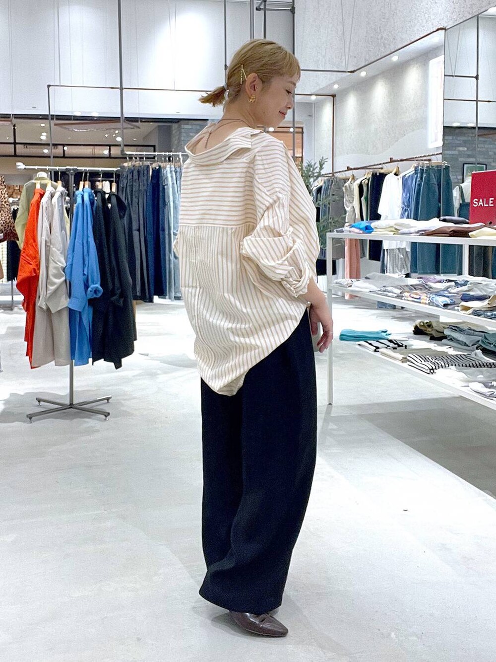 ブラック系のその他パンツ、オレンジ系のシャツ/ブラウスを着用したレディースの夏コーディネートの2枚目の写真