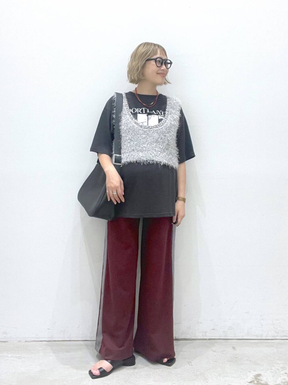 ブラック系のショルダーバッグ、ブラック系のサンダル、レッド系のその他パンツを着用したレディースの夏コーディネートの2枚目の写真