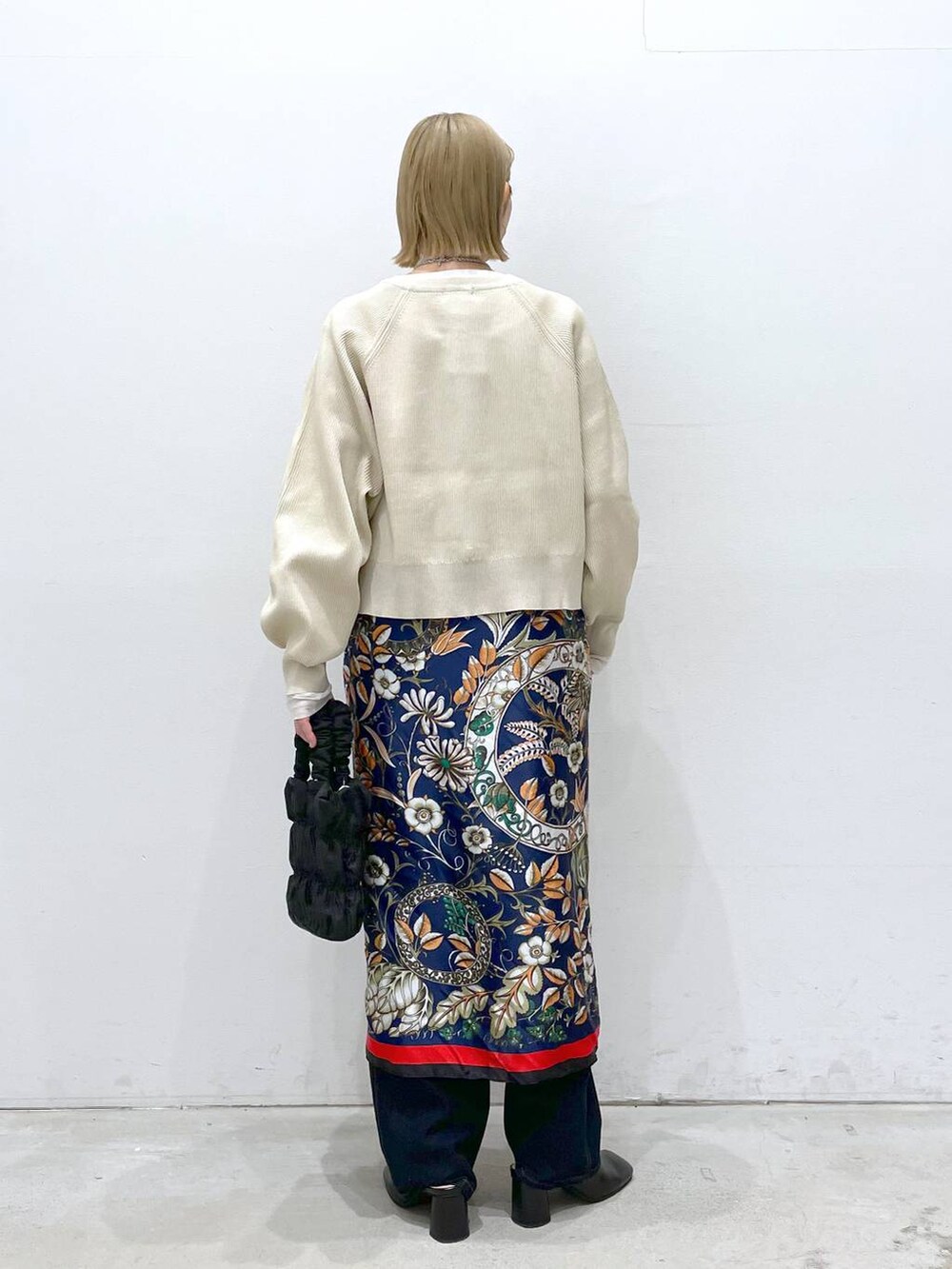 ブラック系のショルダーバッグ、ブラック系のパンプス、ブルー系のバンダナ/スカーフを着用したレディースの冬コーディネートの3枚目の写真