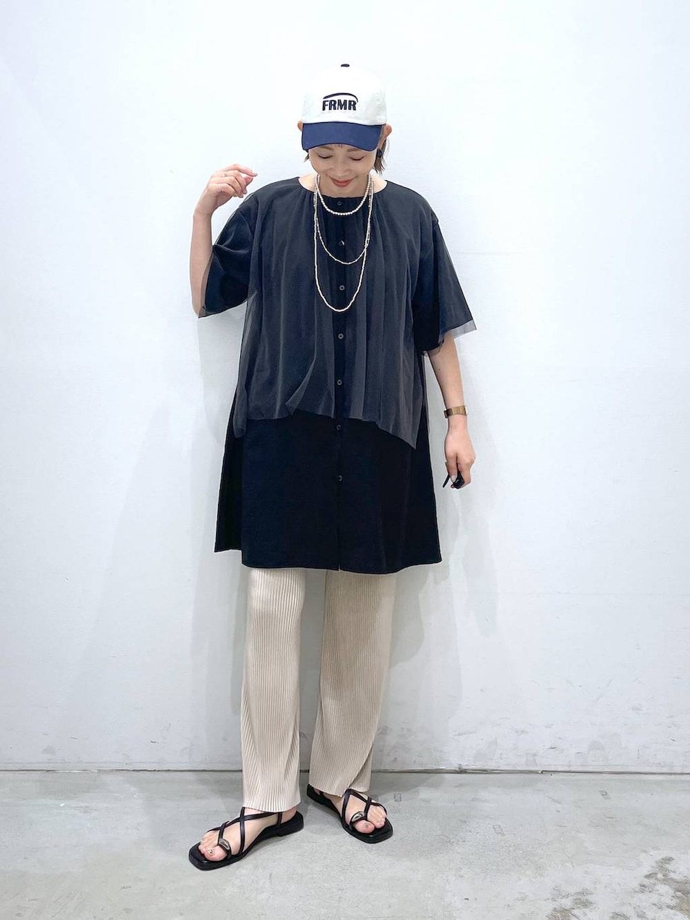 ブラック系のサンダル、ベージュ系のその他パンツ、ブラック系のチュニックを着用したレディースの春コーディネートの4枚目の写真