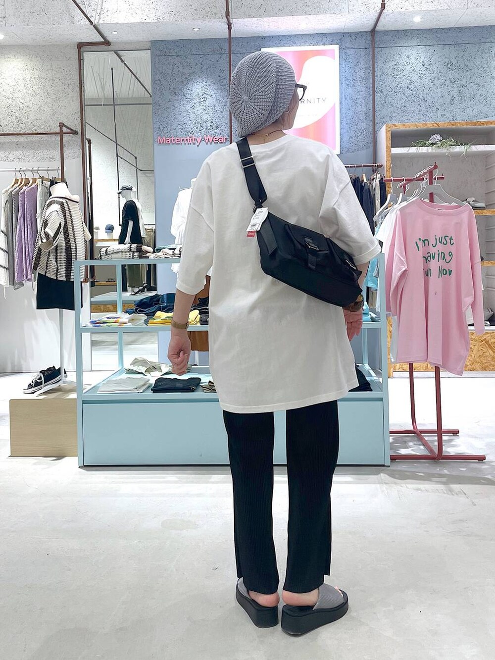 ブラック系のショルダーバッグ、シルバー系のサンダル、ブラック系のその他パンツを着用したレディースの春コーディネートの3枚目の写真