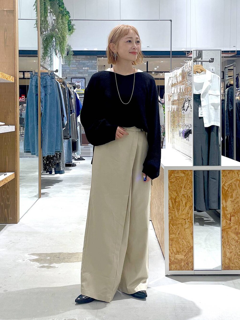 ホワイト系のタンクトップ、ブラック系のその他シューズ、ホワイト系のその他パンツを着用したレディースの夏コーディネートの4枚目の写真