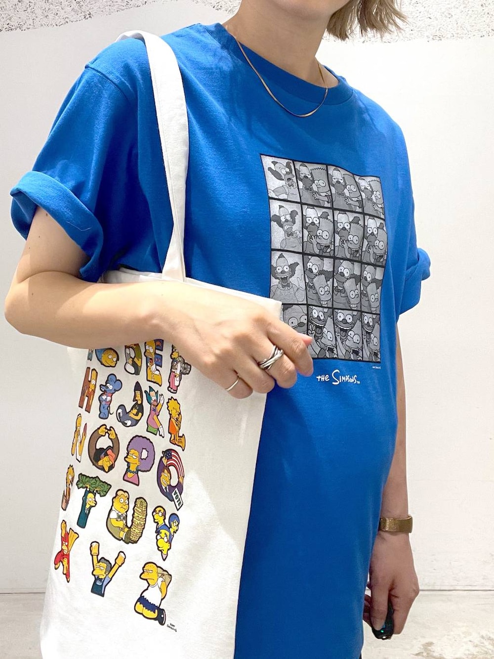 ブルー系のデニムパンツ、ブラック系のスカート、ブラック系のサンダルを着用したレディースの夏コーディネートの4枚目の写真