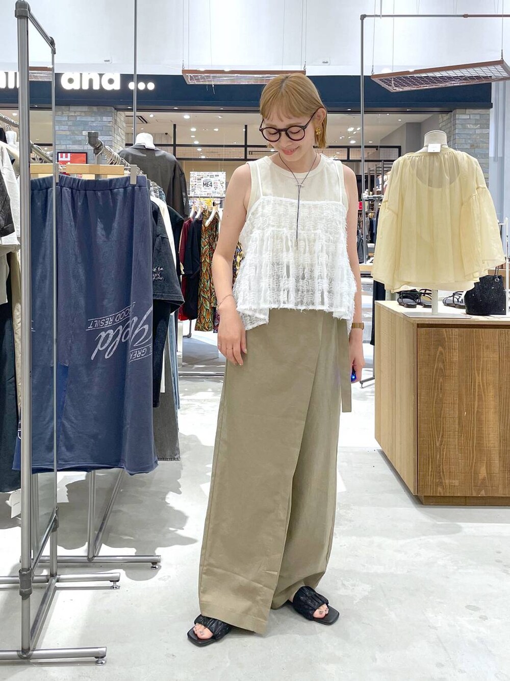 ホワイト系のタンクトップ、ホワイト系のキャミソール、グリーン系のその他パンツを着用したレディースの夏コーディネートの4枚目の写真