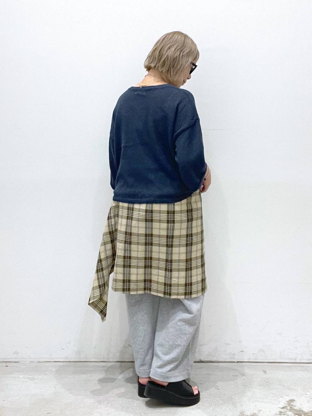 イエロー系のシャツ/ブラウス、グレー系のスウェットパンツ、ブルー系のニット/セーターを着用したレディースの夏コーディネートの3枚目の写真