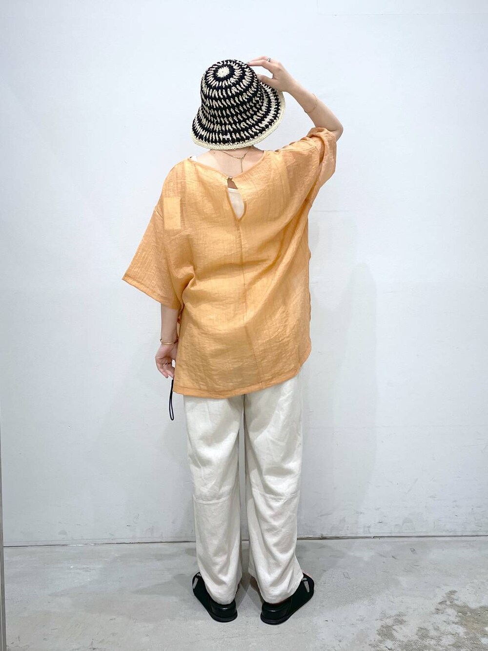 ホワイト系のタンクトップ、ホワイト系のその他パンツ、オレンジ系のシャツ/ブラウスを着用したレディースの夏コーディネートの3枚目の写真