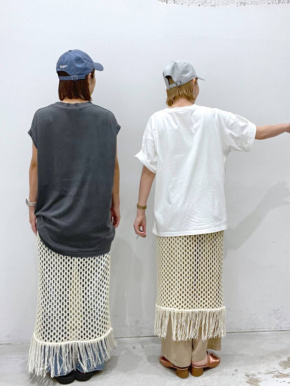 ホワイト系のTシャツ/カットソー、ベージュ系のその他パンツ、ホワイト系のスカートを着用したレディースの夏コーディネートの4枚目の写真