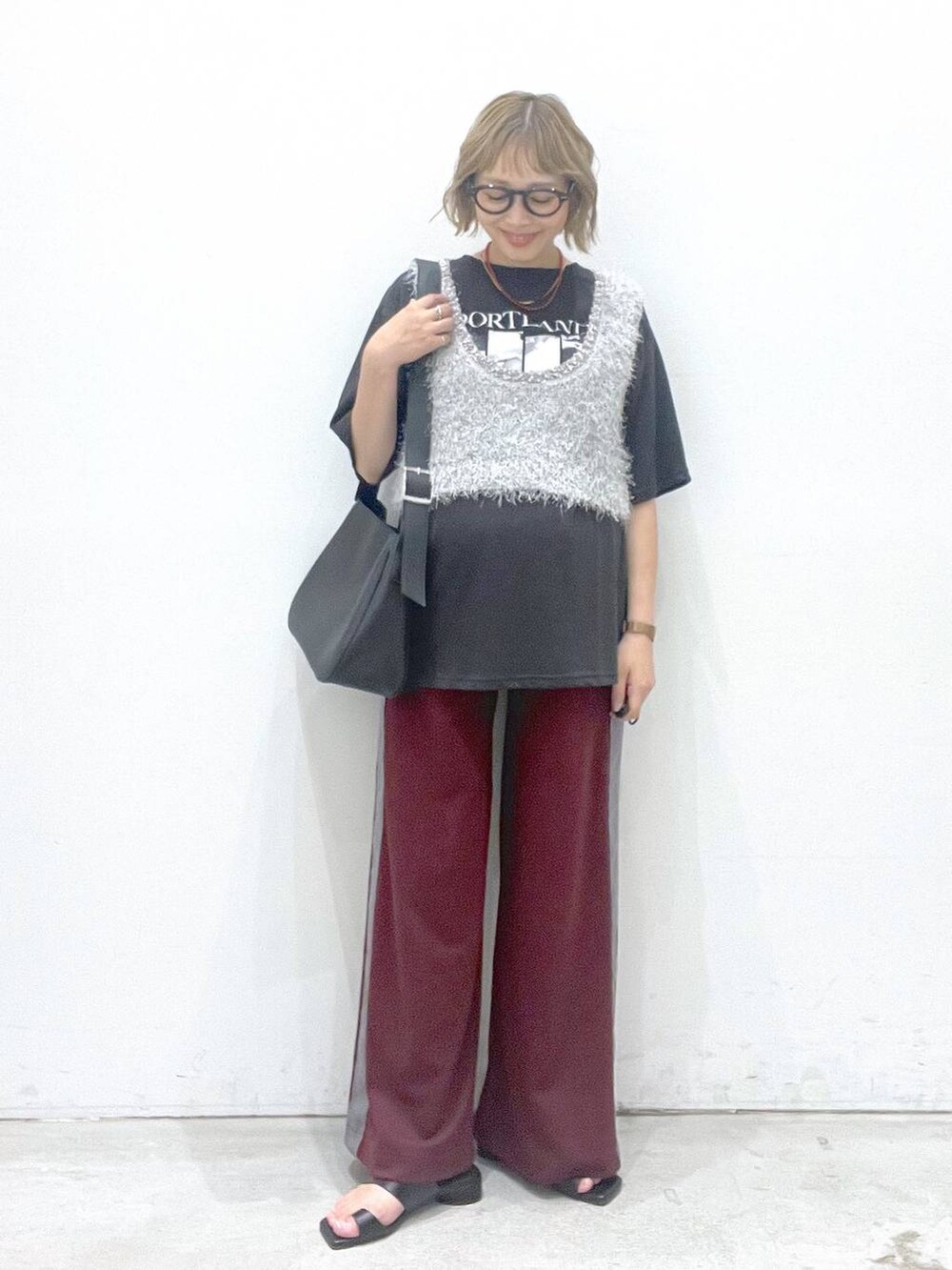 ブラック系のショルダーバッグ、ブラック系のサンダル、レッド系のその他パンツを着用したレディースの夏コーディネートの5枚目の写真