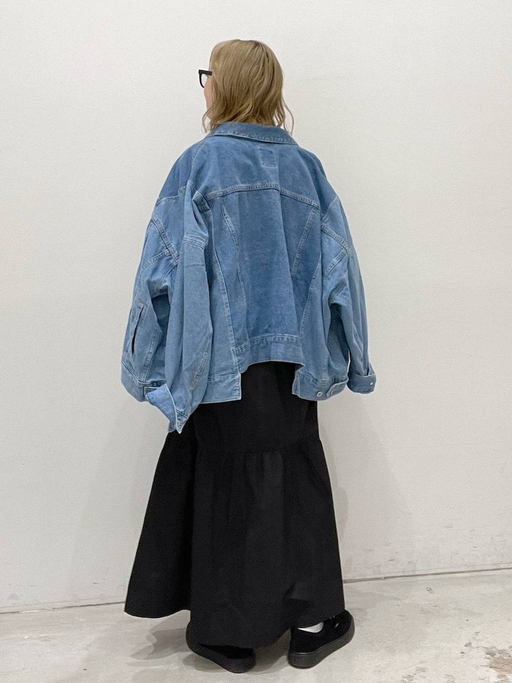 ブルー系のデニムジャケット、ブルー系のワンピースを着用したレディースの秋コーディネートの2枚目の写真