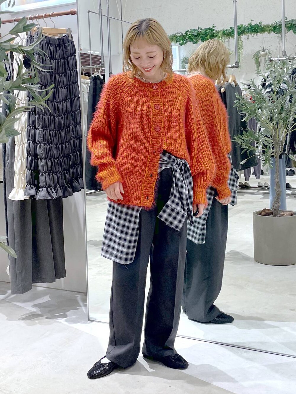 レッド系のカーディガン/ボレロ、ブラック系のシャツ/ブラウス、ブラック系のその他パンツを着用したレディースの秋コーディネートの3枚目の写真