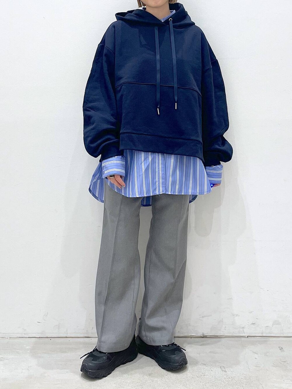 グレー系のその他パンツ、ブルー系のパーカー、ブルー系のシャツ/ブラウスを着用したレディースの冬コーディネートの4枚目の写真