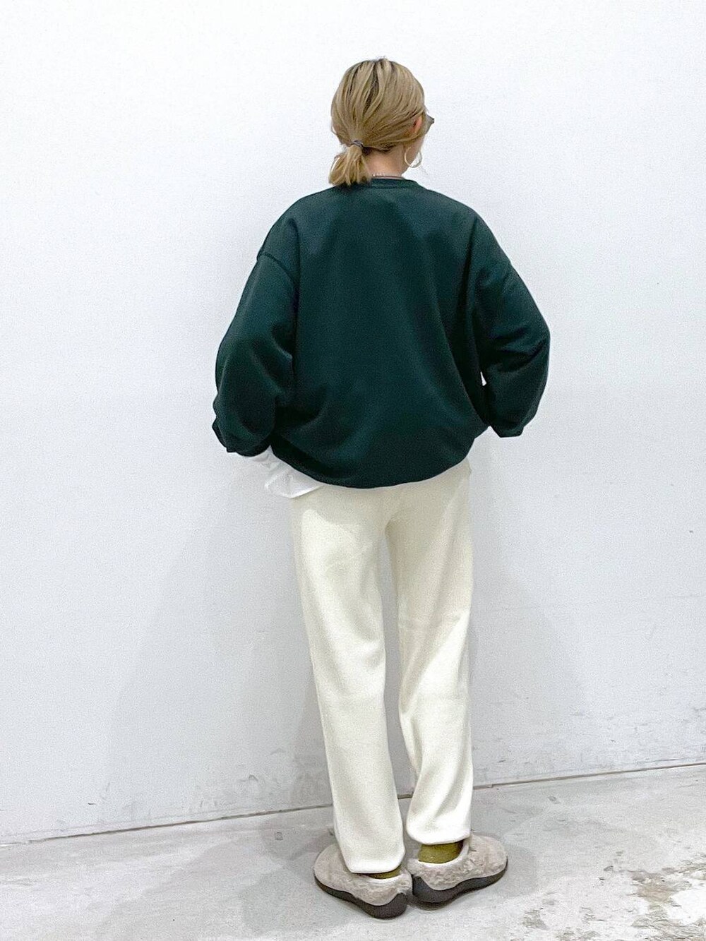 ホワイト系のその他パンツ、ホワイト系のシャツ/ブラウス、グリーン系のスウェットを着用したレディースの秋コーディネートの3枚目の写真
