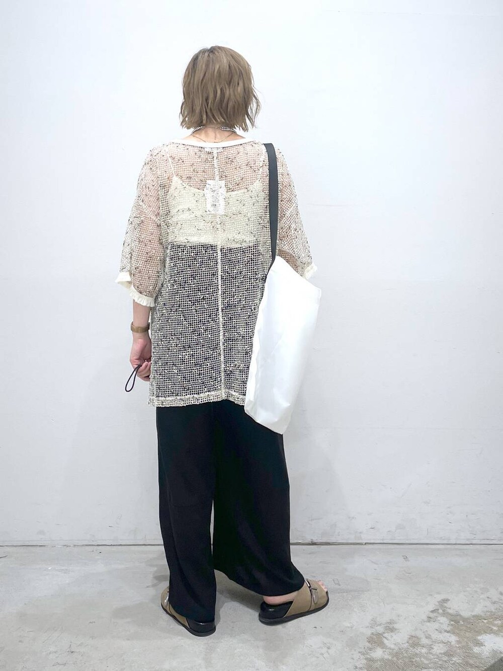 ブラック系のその他パンツ、ホワイト系のその他トップス、ベージュ系のサンダルを着用したレディースの夏コーディネートの3枚目の写真