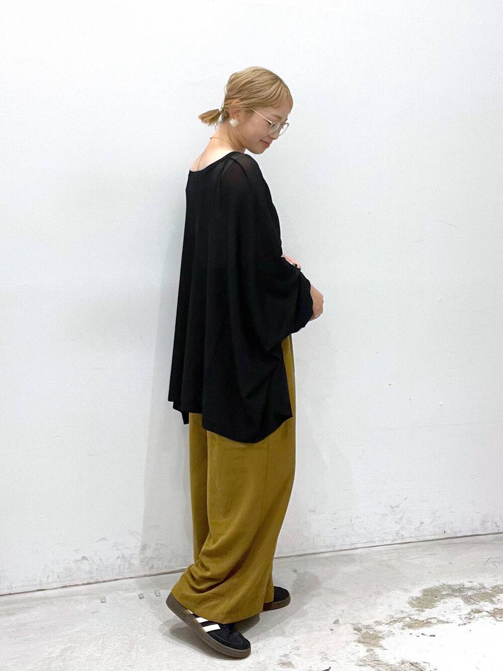 ブラウン系のその他パンツ、ブラック系のスニーカー、ブラック系のニット/セーターを着用したレディースの秋コーディネートの2枚目の写真