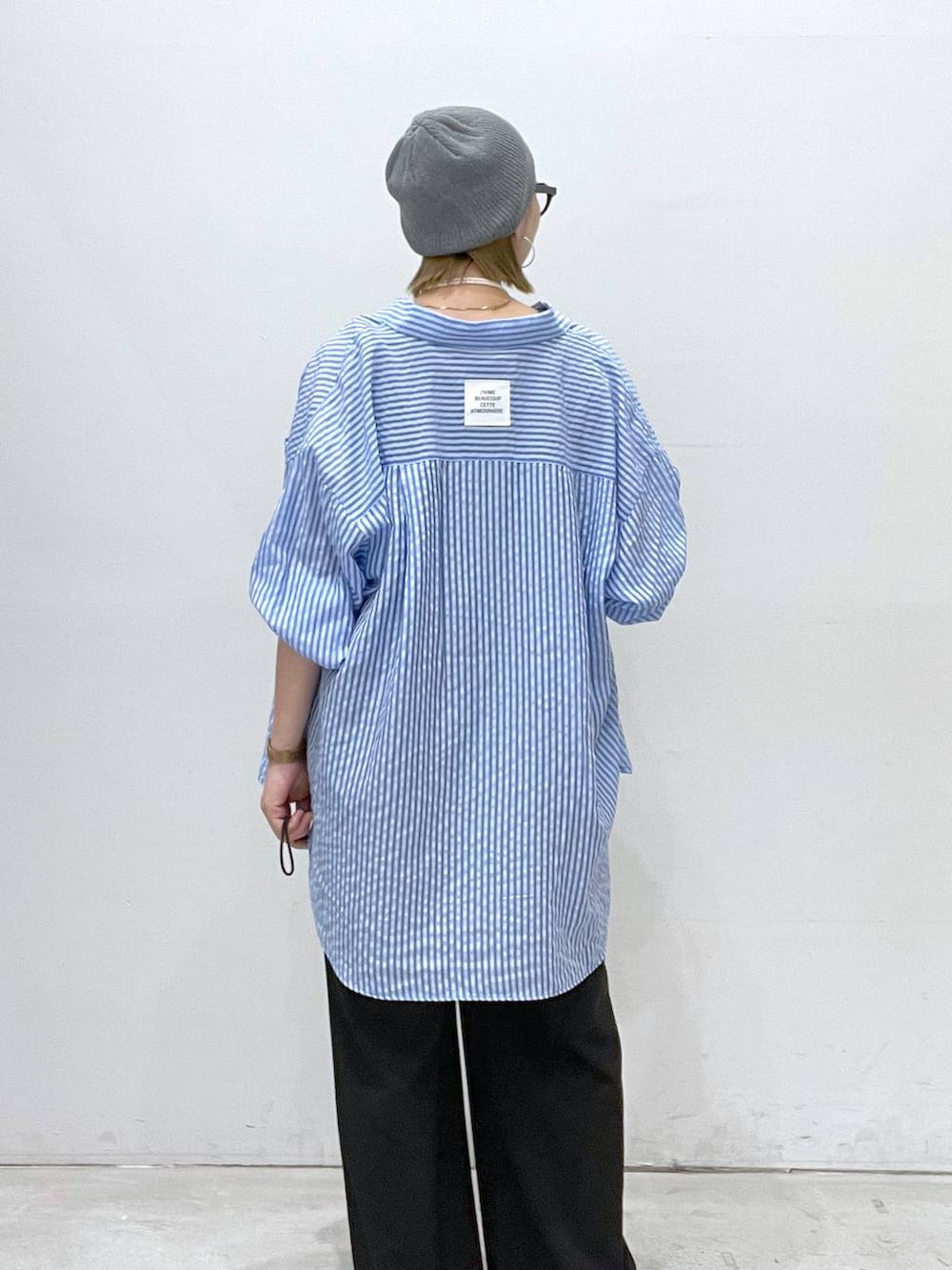 グレー系のタンクトップ、シルバー系のサンダル、ブラック系のサロペット/オーバーオールを着用したレディースの夏コーディネートの4枚目の写真