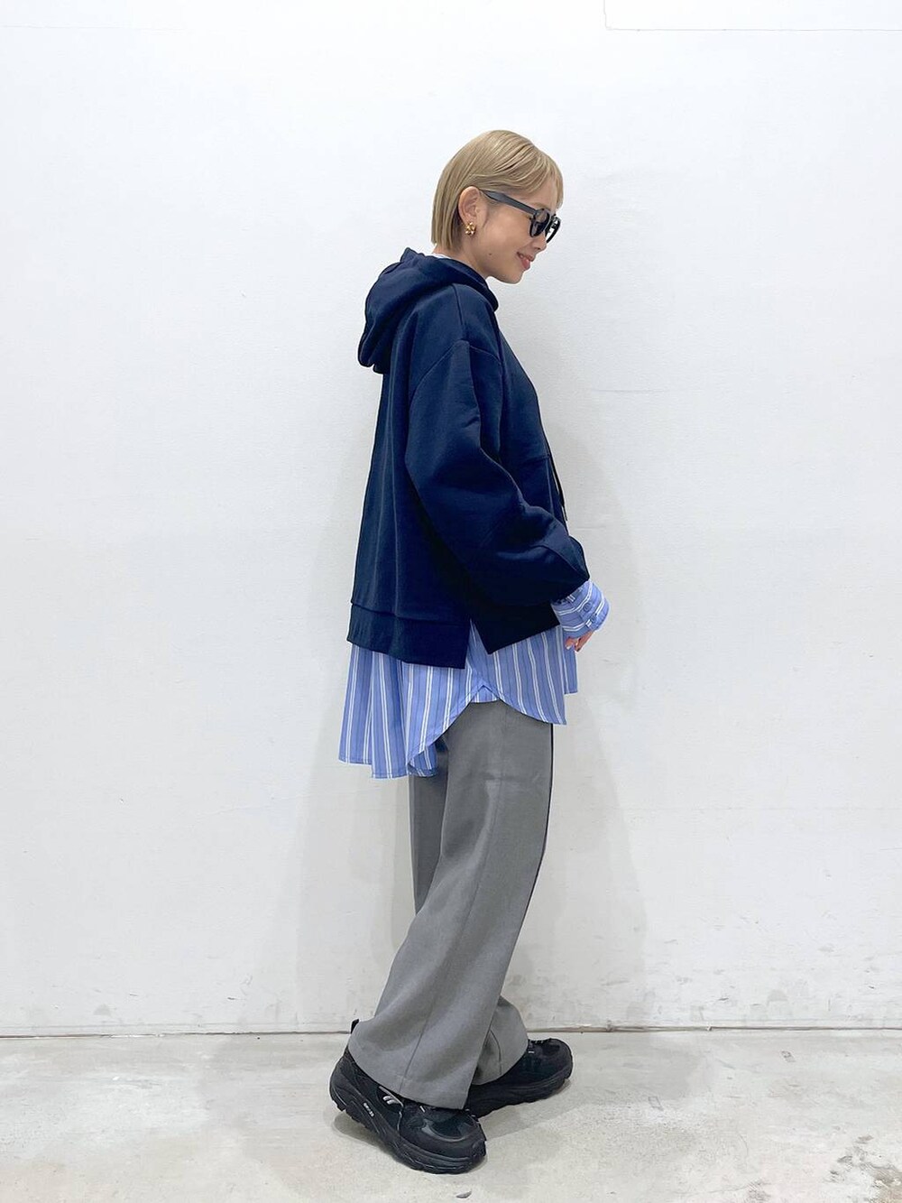 グレー系のその他パンツ、ブルー系のパーカー、ブルー系のシャツ/ブラウスを着用したレディースの冬コーディネートの2枚目の写真