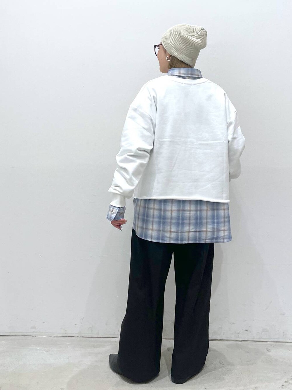 ブルー系のシャツ/ブラウス、ブラック系のパンプス、ブラック系のその他パンツを着用したレディースの冬コーディネートの3枚目の写真