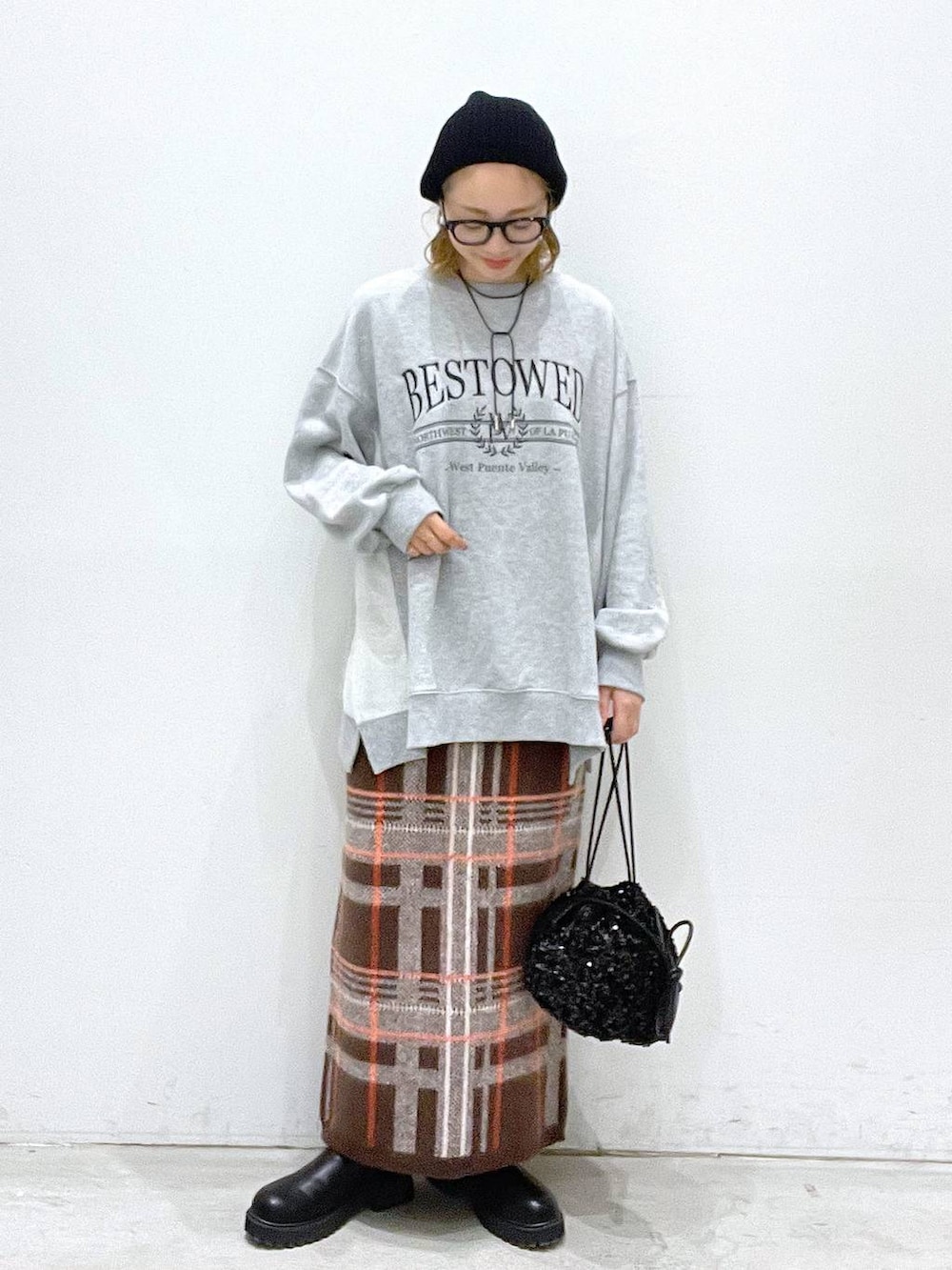 ブラック系のブーツ、ブラック系のショルダーバッグ、ブラウン系のマタニティウェア/グッズを着用したレディースの秋コーディネートの4枚目の写真