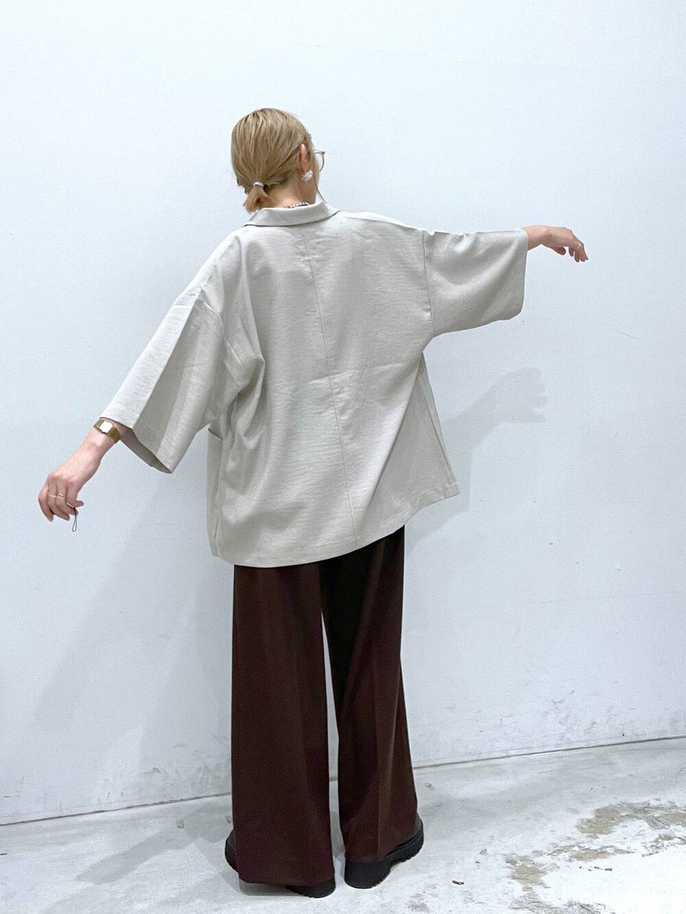 ベージュ系のテーラードジャケット、ブラック系のローファー、ブラウン系のチノパンツを着用したレディースの秋コーディネートの3枚目の写真