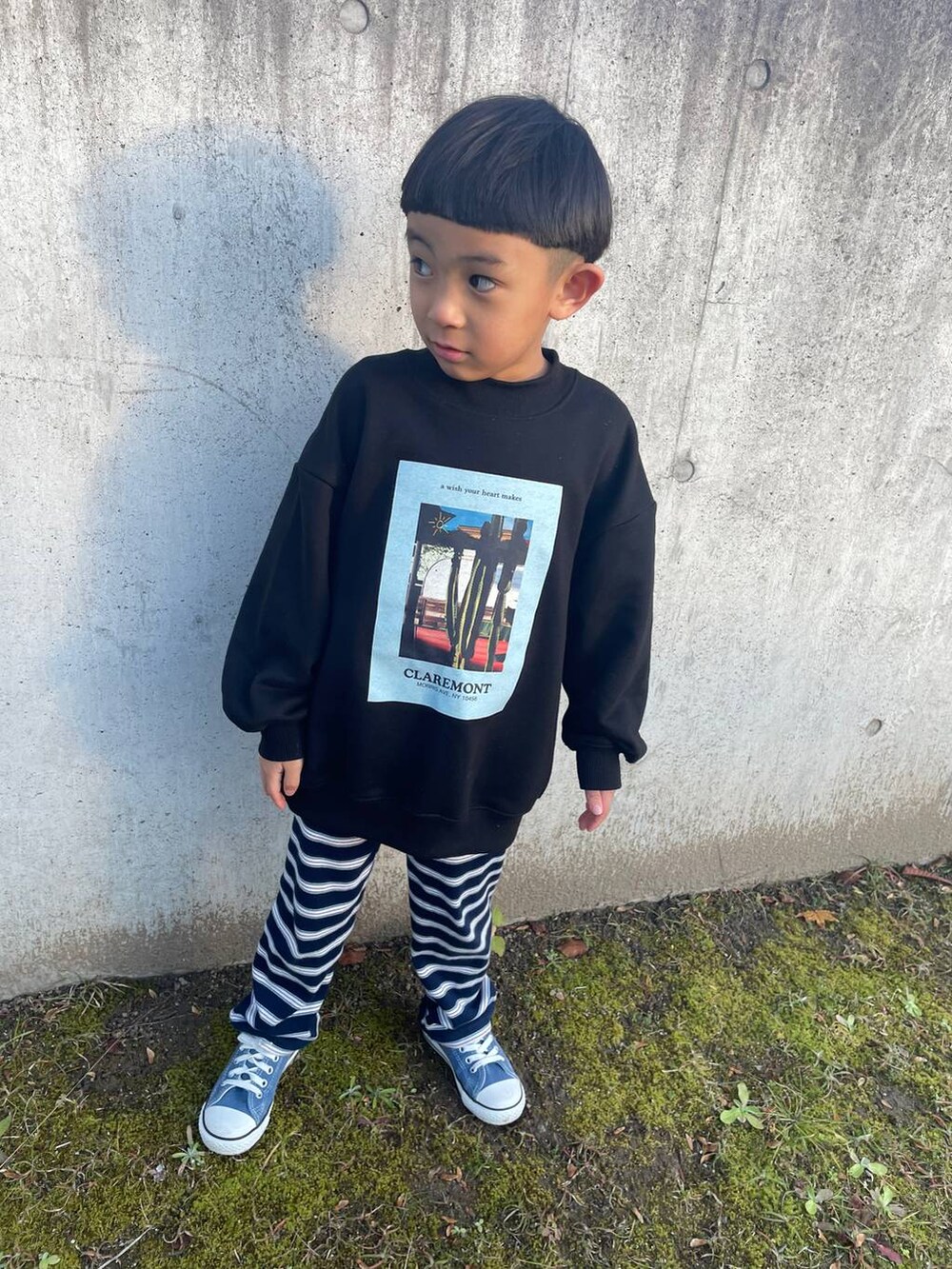 ブルー系のその他パンツ、ブラック系のスウェットを着用したレディースの冬コーディネートの4枚目の写真