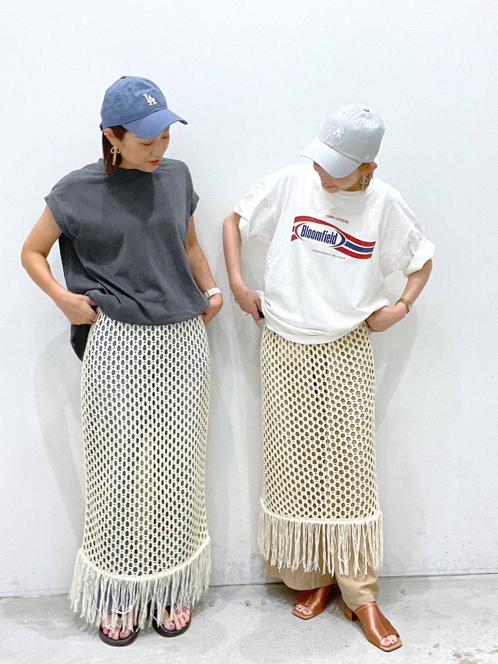 ホワイト系のTシャツ/カットソー、ベージュ系のその他パンツ、ホワイト系のスカートを着用したレディースの夏コーディネートの2枚目の写真