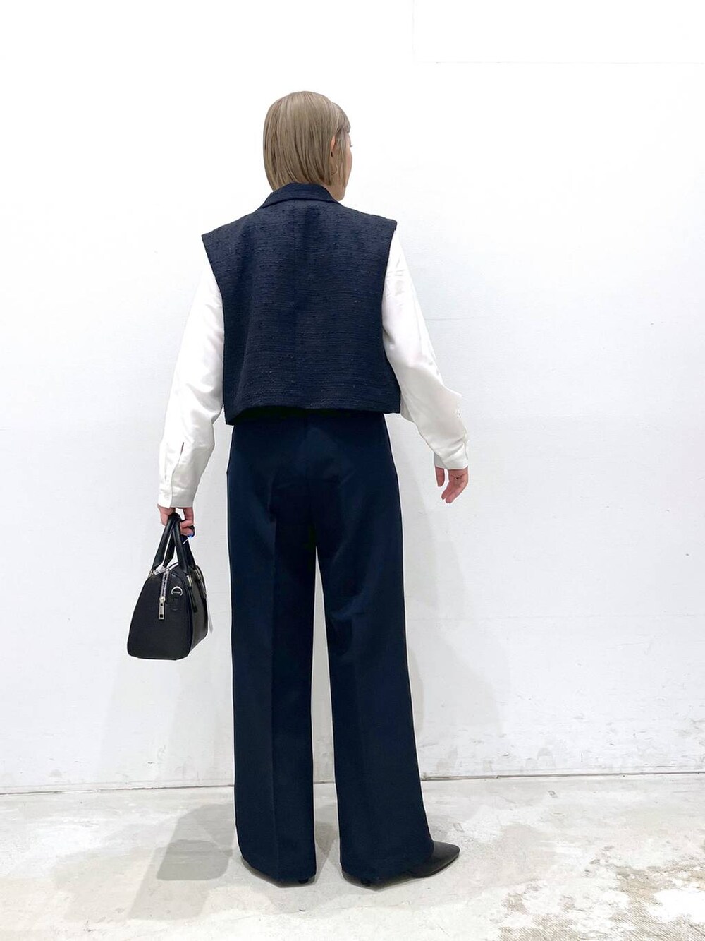 ブルー系のスーツパンツ、ホワイト系のシャツ/ブラウス、ブルー系のその他アウターを着用したレディースの冬コーディネートの3枚目の写真