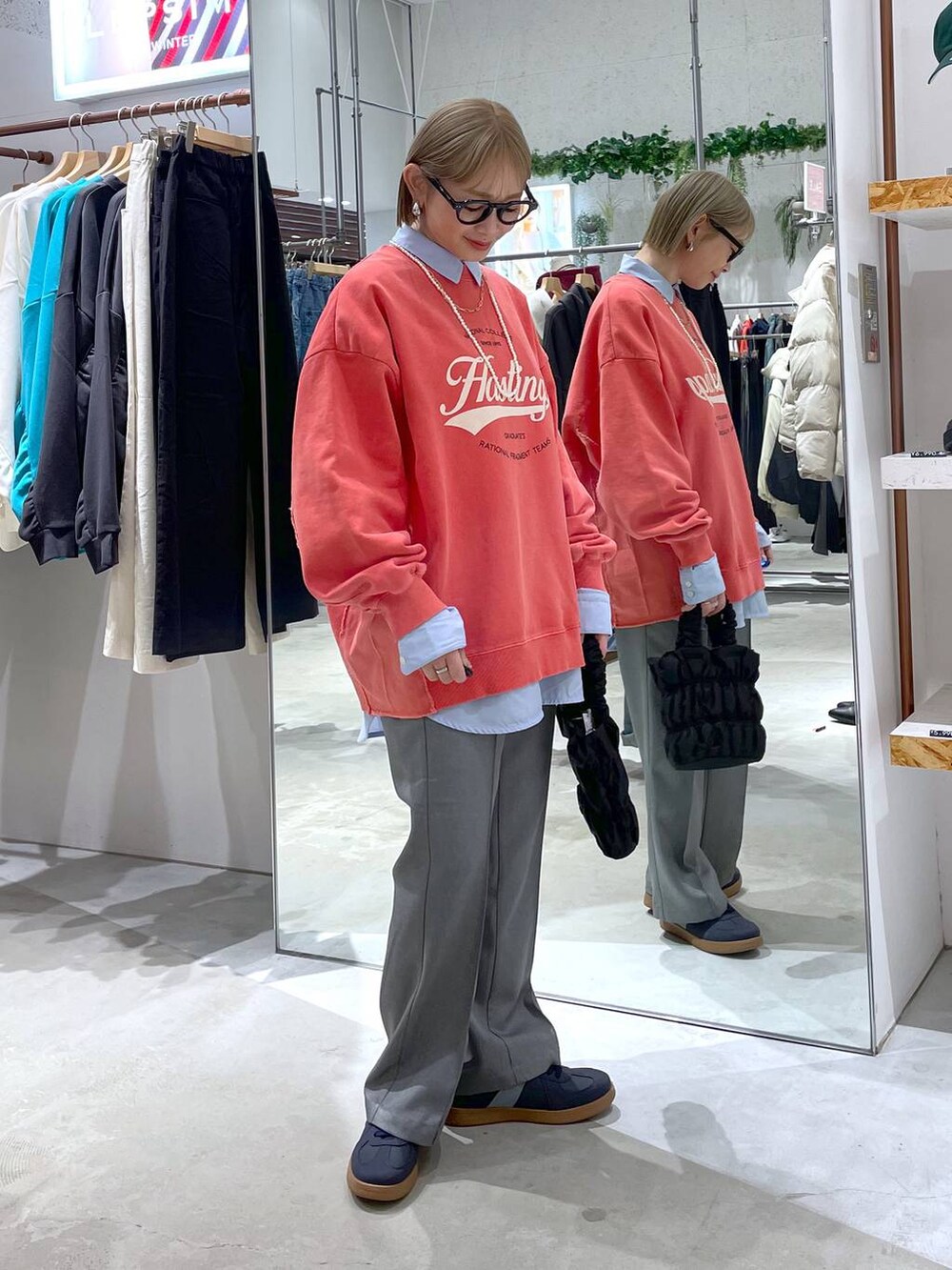 グレー系のその他パンツ、ブラック系のショルダーバッグ、ブルー系のシャツ/ブラウスを着用したレディースの冬コーディネートの2枚目の写真