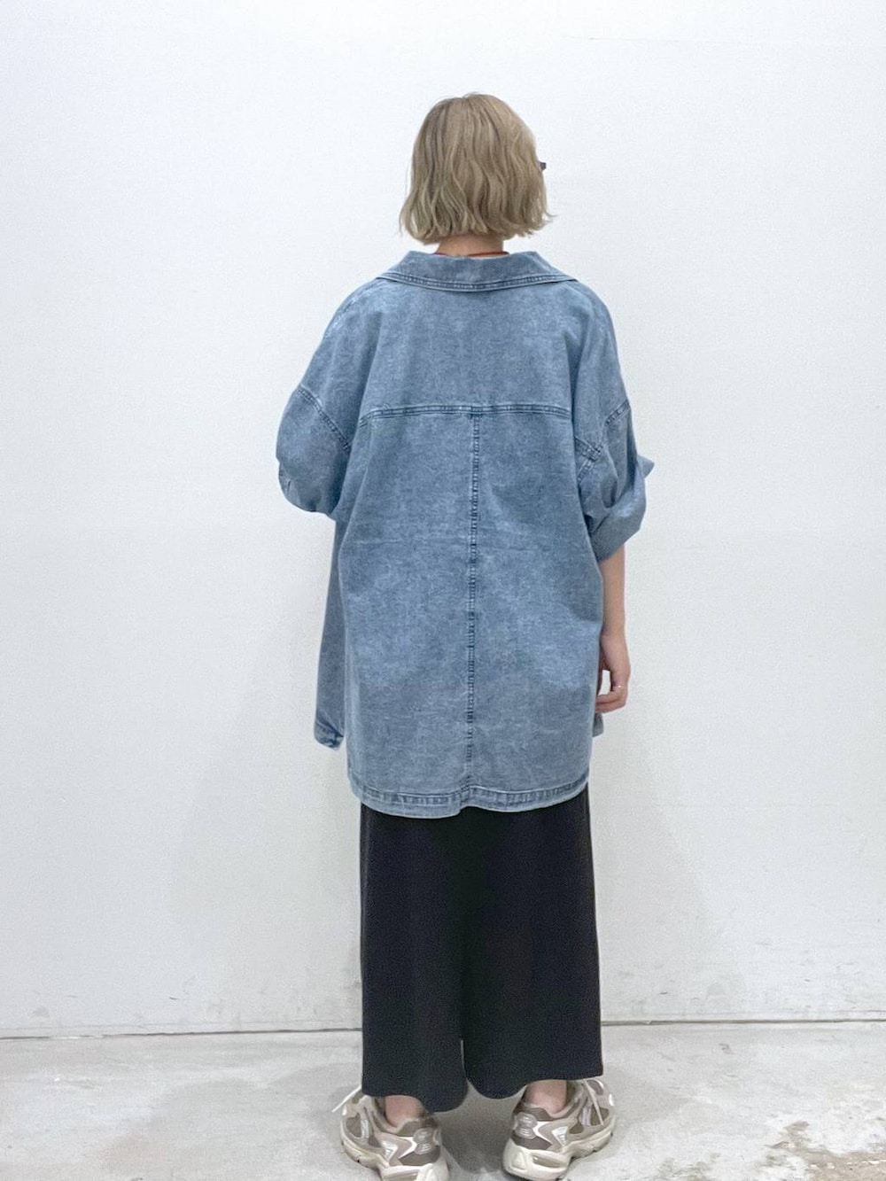 ブルー系のシャツ/ブラウス、ブラック系のスカート、ブラック系のキャミソールを着用したレディースの夏コーディネートの3枚目の写真