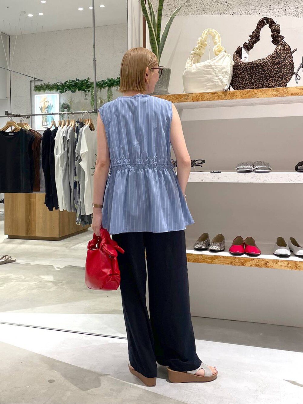 ホワイト系のタンクトップ、ブルー系のその他パンツ、シルバー系のサンダルを着用したレディースの夏コーディネートの3枚目の写真