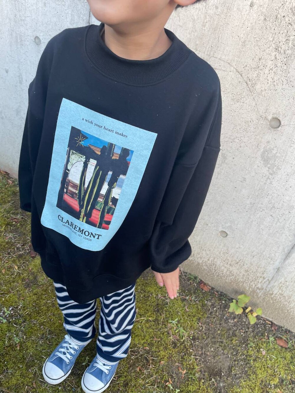 ブルー系のその他パンツ、ブラック系のスウェットを着用したレディースの冬コーディネートの2枚目の写真