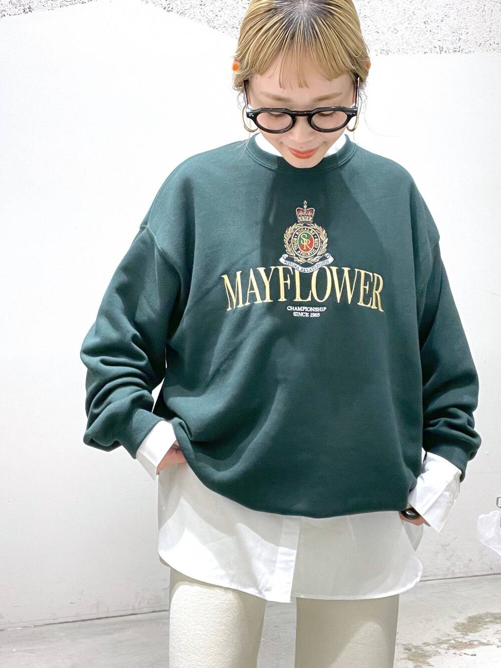 ホワイト系のその他パンツ、ホワイト系のシャツ/ブラウス、グリーン系のスウェットを着用したレディースの秋コーディネートの4枚目の写真