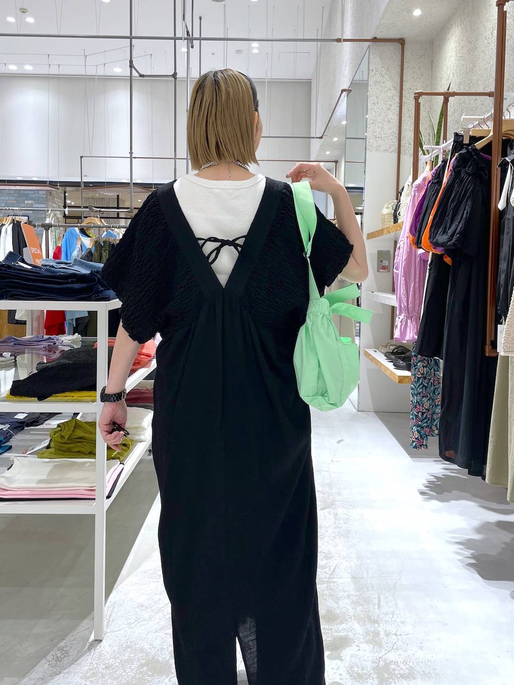 ホワイト系のTシャツ/カットソー、ブルー系のデニムパンツ、ブラック系のサンダルを着用したレディースの春コーディネートの3枚目の写真