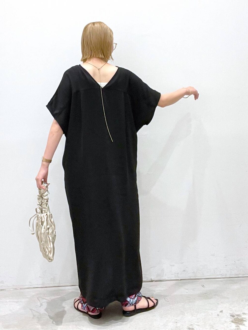 ブラック系のサンダル、ホワイト系のタンクトップ、ピンク系のその他パンツを着用したレディースの夏コーディネートの3枚目の写真