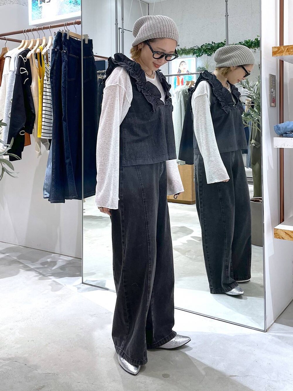 グレー系のパンプス、ブラック系のデニムパンツ、ホワイト系のTシャツ/カットソーを着用したレディースの春コーディネートの2枚目の写真