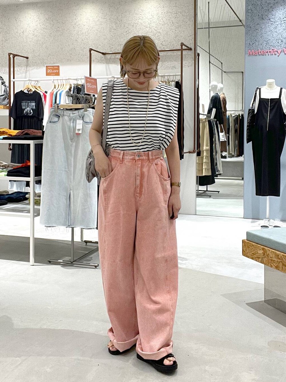 ホワイト系のタンクトップ、その他のショルダーバッグ、ブラック系のサンダルを着用したレディースの夏コーディネートの2枚目の写真