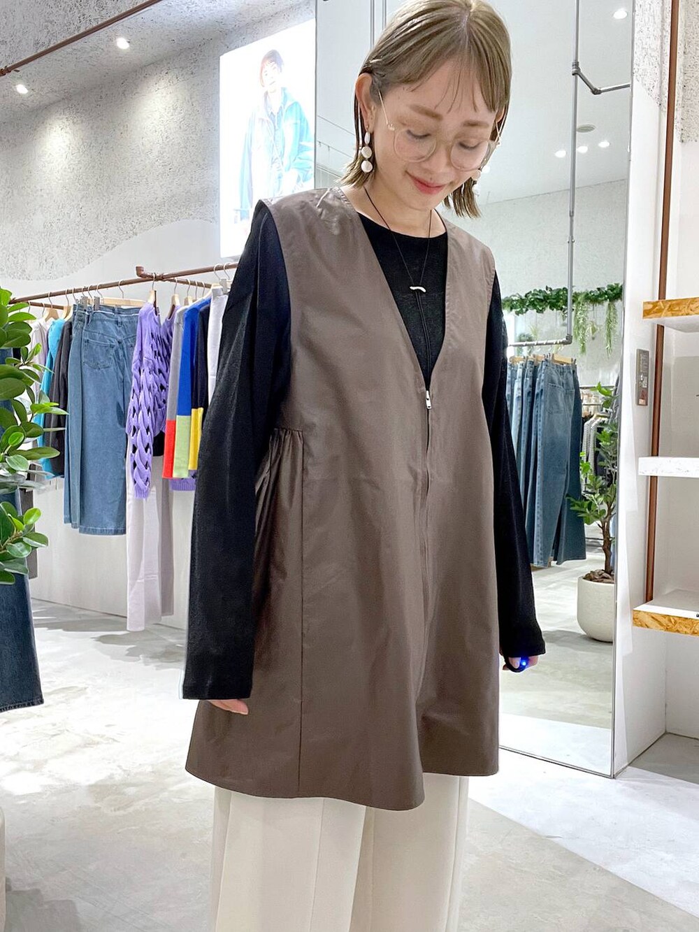 ブラック系のTシャツ/カットソー、ブラック系のローファー、ホワイト系のその他パンツを着用したレディースの秋コーディネートの4枚目の写真