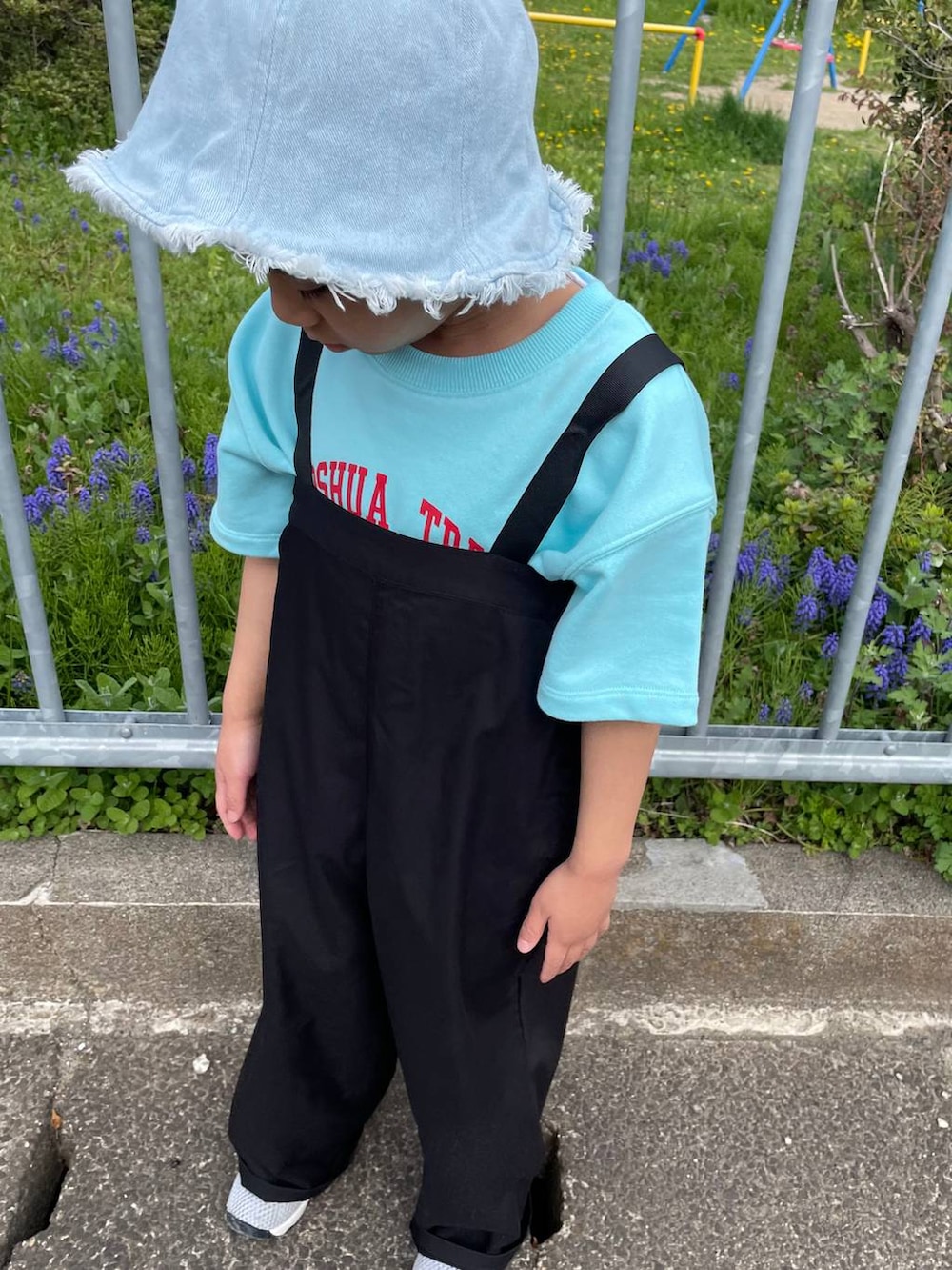 ブルー系のTシャツ/カットソーを着用したレディースの春コーディネートの4枚目の写真