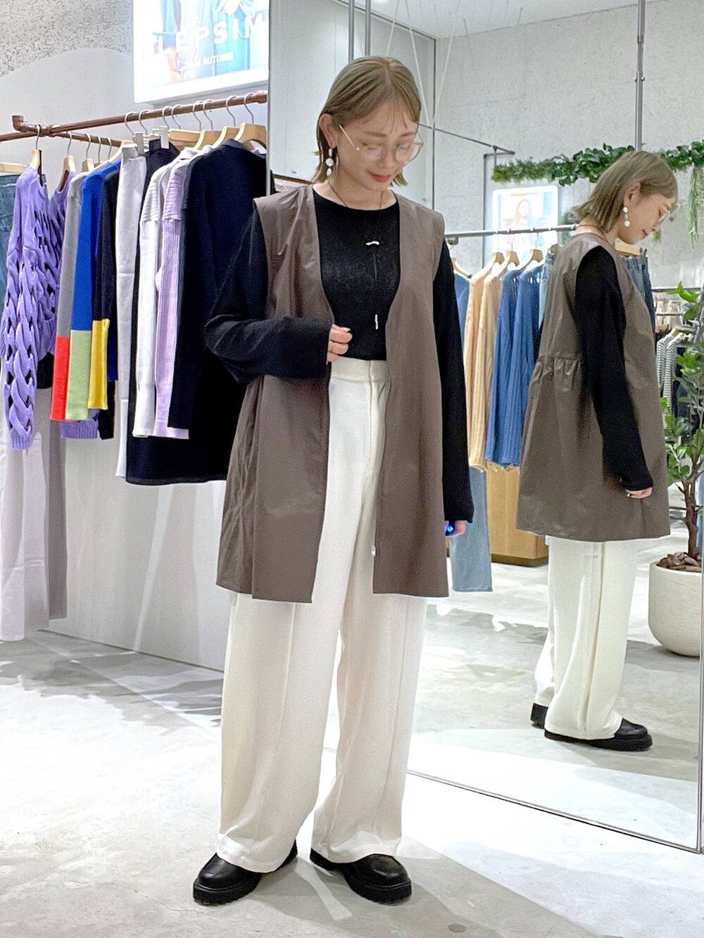 ブラック系のTシャツ/カットソー、ブラック系のローファー、ホワイト系のその他パンツを着用したレディースの秋コーディネートの2枚目の写真