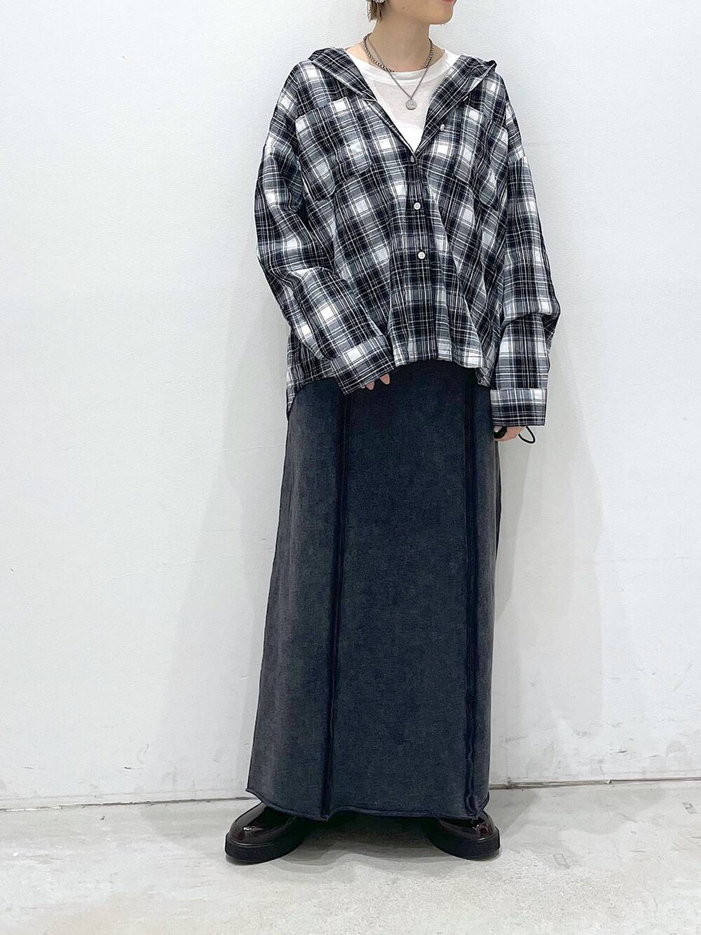 ホワイト系のTシャツ/カットソー、ブラウン系のローファー、グレー系のスカートを着用したレディースの春コーディネートの5枚目の写真