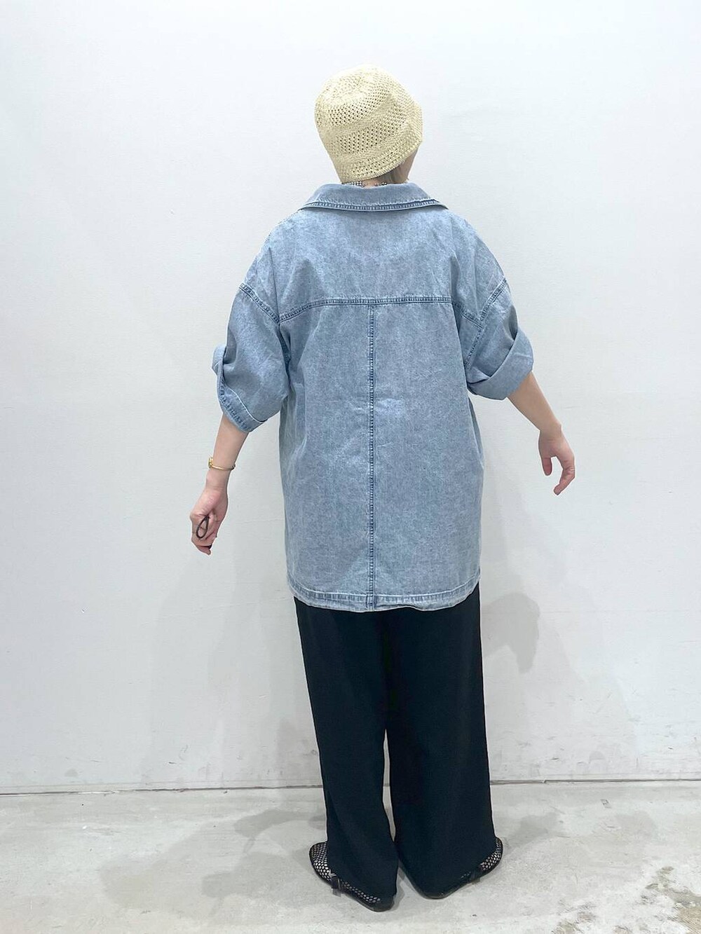 ブラック系のその他パンツ、ブラック系のパンプス、ブルー系のシャツ/ブラウスを着用したレディースの春コーディネートの3枚目の写真