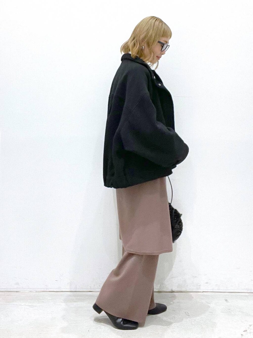 ブラック系のブルゾン、ブラウン系のその他パンツ、ブラック系のショルダーバッグを着用したレディースの秋コーディネートの2枚目の写真