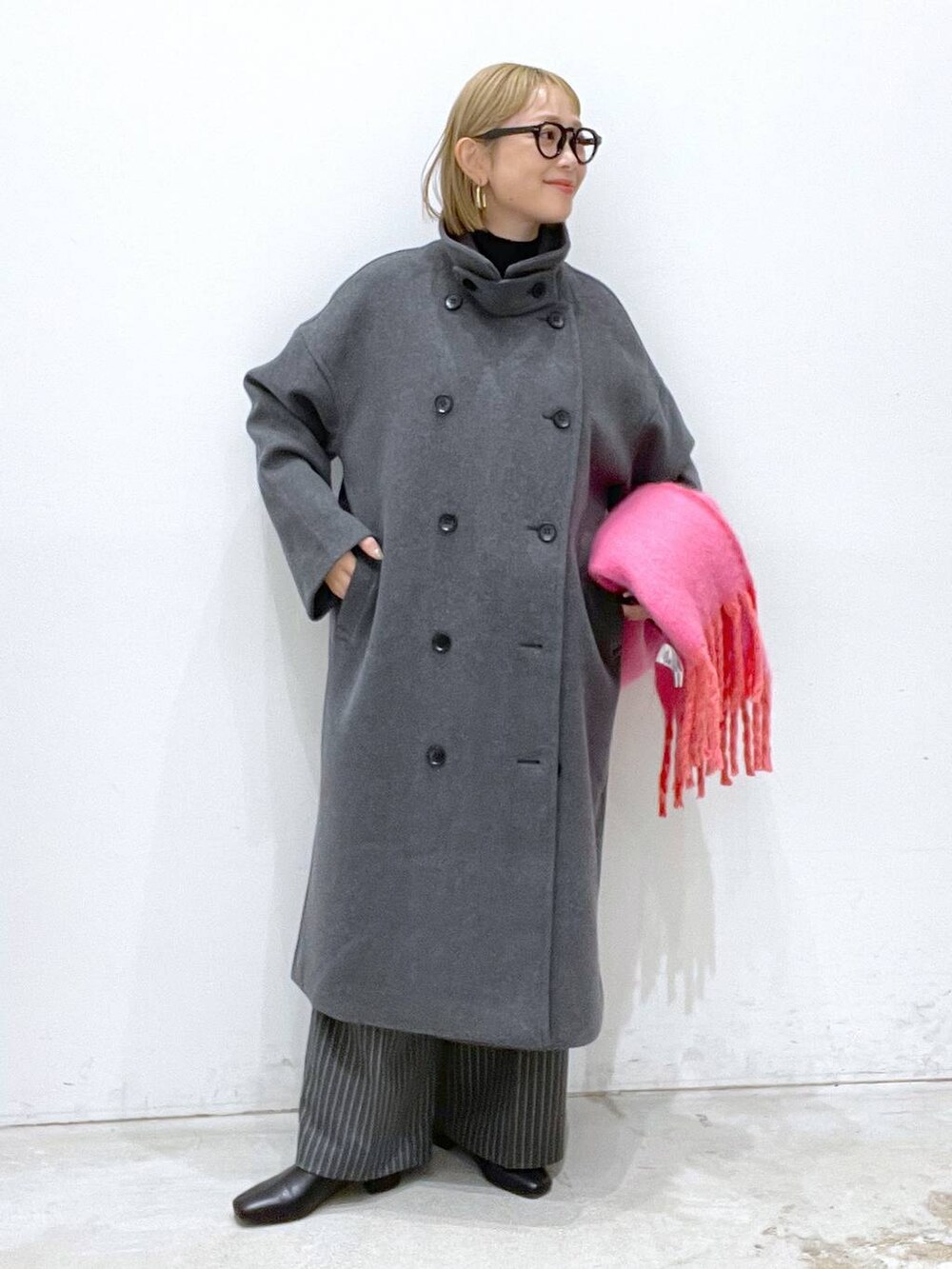 グレー系のその他アウター、ブラック系のブーツ、ブラック系のニット/セーターを着用したレディースの冬コーディネートの4枚目の写真