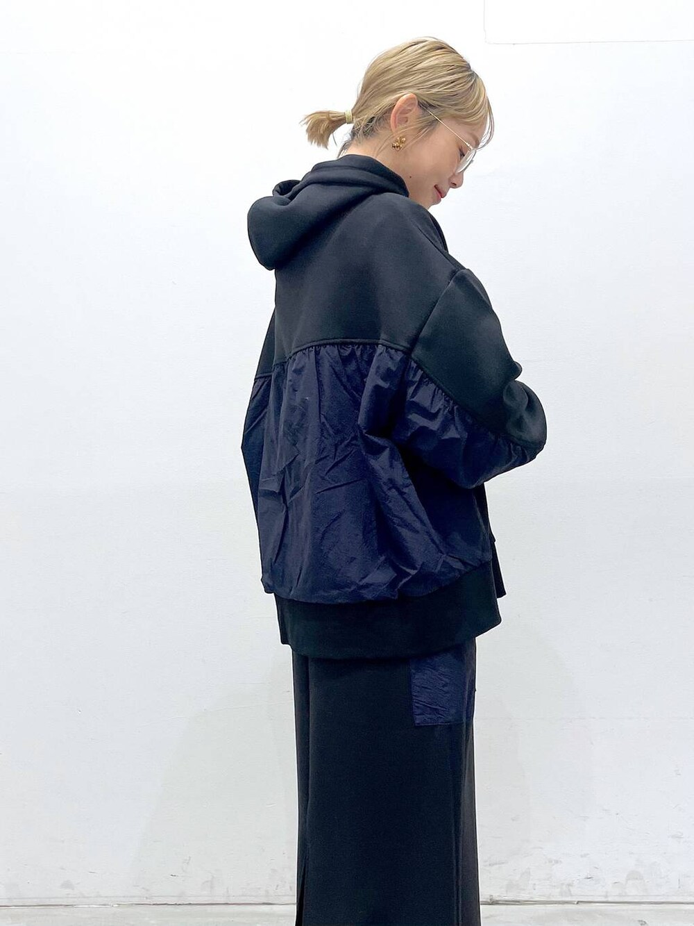 グリーン系のショルダーバッグ、ブラック系のTシャツ/カットソー、ブラック系のブーツを着用したレディースの冬コーディネートの4枚目の写真